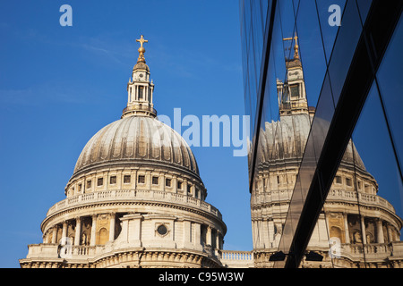 England, London, Spiegelung im Glas von St. Paul Kathedrale