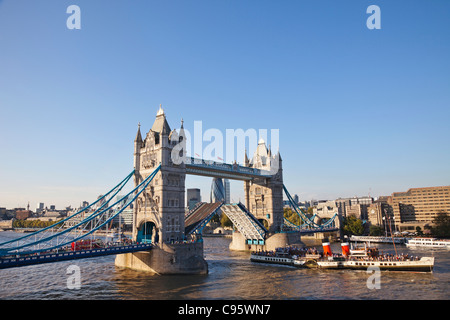 Themse, Tower Bridge und London, England Stockfoto