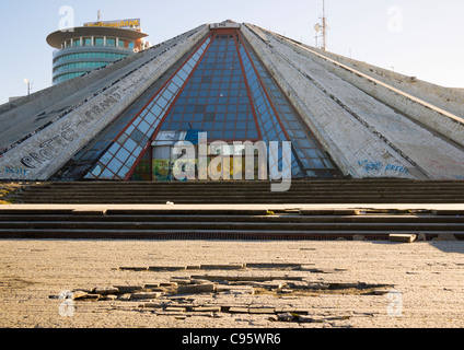 Die Pyramide bauen, ist albanische internationale Zentrum für Kultur, in Tirana, Albanien, in einem schlechten Zustand. Stockfoto