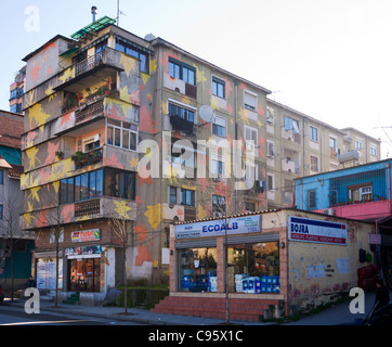 Bunt bemalte Gebäude in Tirana, Albanien. Stockfoto