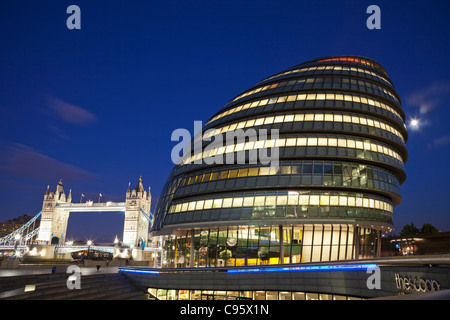 England, London, Southwark, City Hall und Tower Bridge Stockfoto