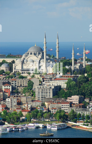 ISTANBUL, TÜRKEI. Ein Blick auf die Süleymaniye Camii, mit der Golden Horn im Vordergrund und das Marmara-Meer hinter. 2011. Stockfoto