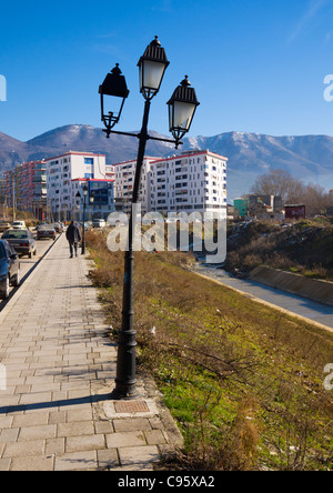 Eine schiefe Laterne auf Bulevardi Zhan D'Ark, Tirana, Albanien, neben den Ufern des Flusses Lana. Stockfoto