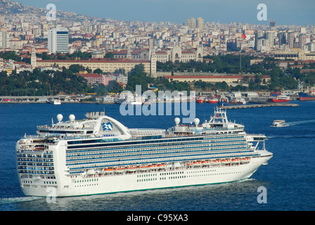 ISTANBUL, TÜRKEI. Ein Kreuzfahrtschiff (die Ruby Princess) auf dem Bosporus mit der asiatischen Küste der Stadt in der Ferne. 2011. Stockfoto