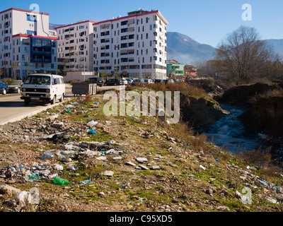 Wurf am Ufer des Flusses Lana, Bulevardi Zhan D'Ark, Tirana, Albanien.  Moderne Wohnblocks sind in unmittelbarer Nähe. Stockfoto