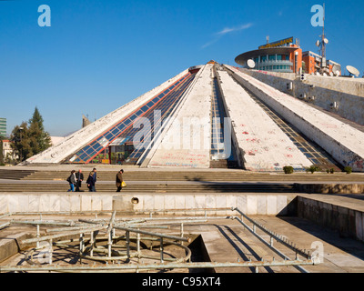 Die Pyramide bauen, ist albanische internationale Zentrum für Kultur, in Tirana, Albanien, in einem schlechten Zustand. Stockfoto