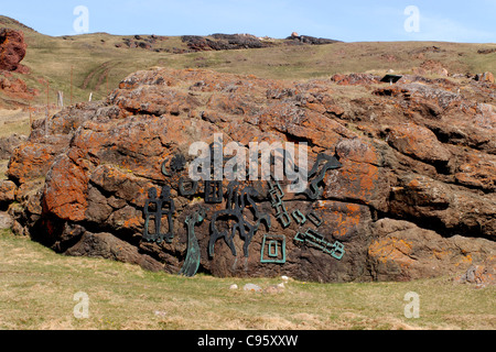 Metall Kunst auf den Felsen von Qassiarsuk, Heimat von Erik des Roten Siedlung Brattahlíð in Grönland Stockfoto