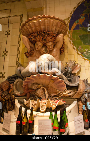 England, London, Kensington, Harrods, Statue in der Fischabteilung der Food Hall Stockfoto