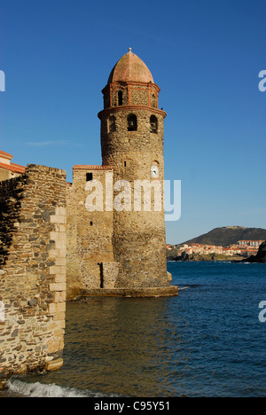 Glockenturm der Kirche Notre-Dame-des-Anges, Wahrzeichen Kirche von Collioure an Côte Vermeille des Pyrénées-Orientales in Roussillon, Frankreich Stockfoto