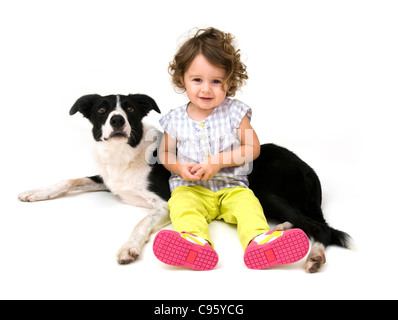 Kleinkind und ihr Haustier Hund. Stockfoto