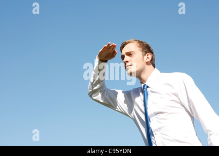 Ein Mann auf der Suche nach etwas Stockfoto