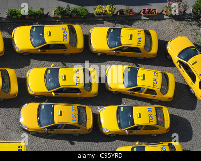 ISTANBUL, TÜRKEI. Ein erhöhter Blick auf Taxis geparkt außerhalb eines Hotels in Beyoglu. 2011. Stockfoto