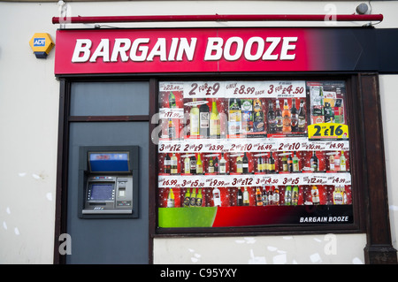 Schnäppchen-Schnaps-Shop - mit einem Schaufenster Werbung und sehr verlockend special bietet - gibt es auch ein handlicher Geldautomat. UK Stockfoto