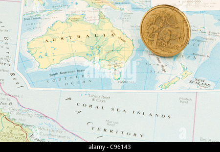 Ein australischer Dollar Münze auf einer Karte von Australien Stockfoto