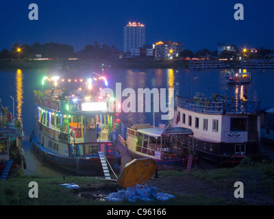 Party Boote am Ufer des Mekong-Flusses in Phnom Penh, Hauptstadt von Kambodscha. Stockfoto