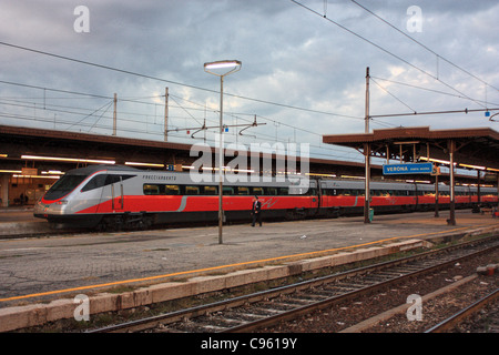 Eurostar Trenitalia in Verona Porta Nuova Bahnhof, Italien Stockfoto