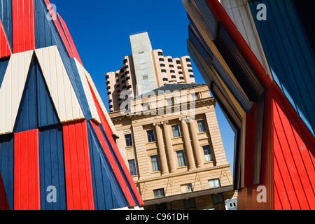 Blick durch bunte Skulpturen von Adelaide Festival Centre Parliament House - Adelaide, South Australia, Australien Stockfoto