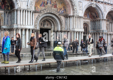 Acqua Alta auf dem Markusplatz, Venedig Stockfoto