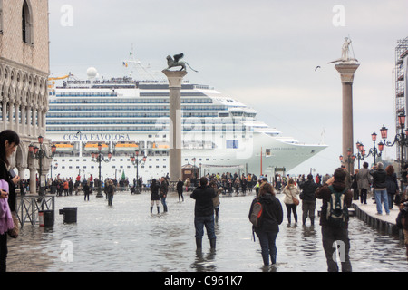 Kreuzfahrtschiff "Costa Favolosa" vorbei das Markusbecken (Bacino di San Marco) bei Acqua Alta, Venedig Stockfoto