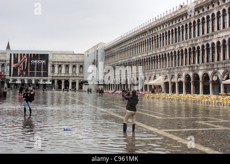 Acqua Alta auf dem Markusplatz Stockfoto