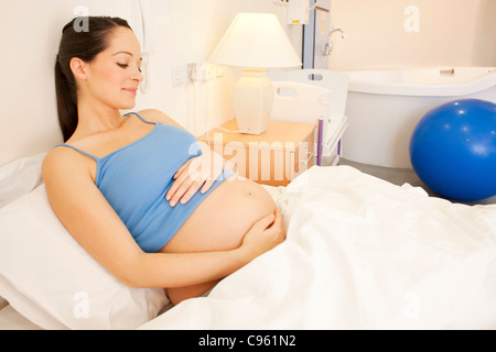 Hausgeburt. Schwangere Frau in einem Raum bei einer Hausgeburt. Stockfoto