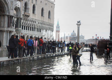 Acqua Alta auf dem Markusplatz Stockfoto