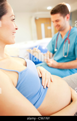 Hausgeburt. Überprüfung auf eine schwangere Frau in einem Raum bei einer Hausgeburt Hebamme. Stockfoto