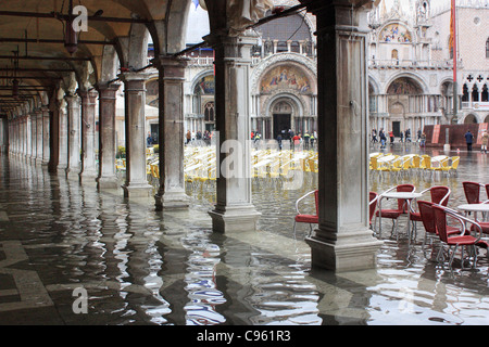 Acqua Alta auf dem Markusplatz, Venedig Stockfoto