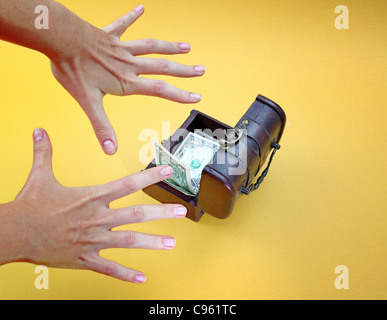 Holz Cashbox isoliert auf gelb Stockfoto