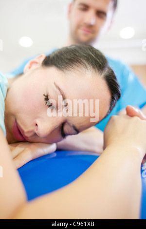 Hausgeburt. Schwangere Frau während der frühen Geburt in einem Geburtshaus. Stockfoto