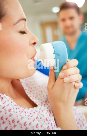 Entbindung. Schwangere Frau unter Gas und Luft während der Geburt. Stockfoto