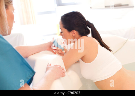 Wassergeburt. Schwangere Frau unter Gas und Luft in einem Geburt Pool. Stockfoto