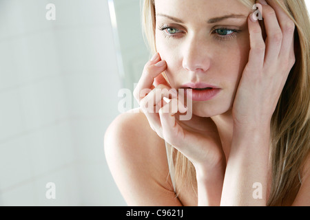 Aufgeregt junge Frau. Stockfoto