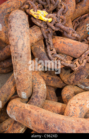 Alten rostigen Anker-Kette auf dem Steg in Stromness, Orkney, UK. Stockfoto