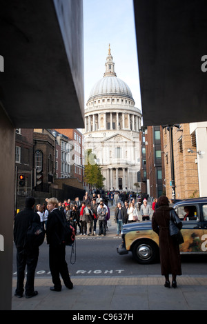 St. Pauls Cathedral, London, gesehen durch die HSBC-Tore-Skulptur auf Peter Hill London UK. Foto: Jeff Gilbert Stockfoto