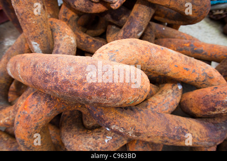 Alten rostigen Anker-Kette auf dem Steg in Stromness, Orkney, UK. Stockfoto