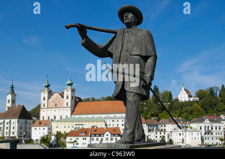 Steyr Michalerkirche und statue Stockfoto