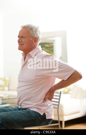 Mann mit Schmerzen im unteren Rücken. Stockfoto