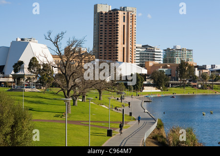 Blick entlang der Torrens am Flussufer der Adelaide Festival Centre und City-Skyline.  Adelaide, South Australia, Australien Stockfoto