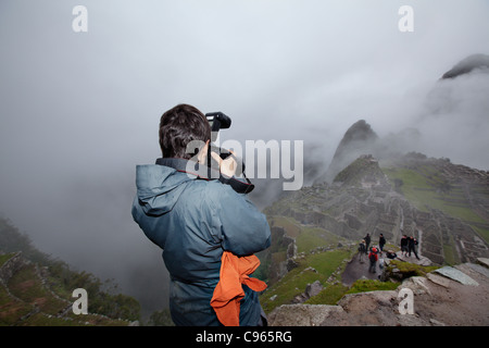 Nebligen Morgen in Machu Picchu, berühmten Inka-Ruinen und die bekannteste Sehenswürdigkeit in Anden, Peru. Stockfoto