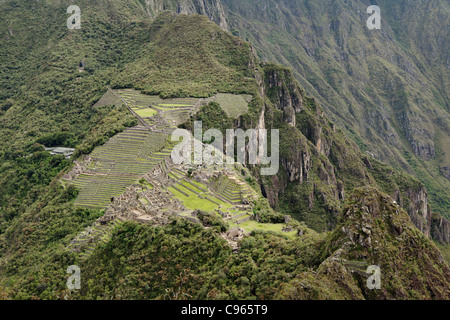 Machu Picchu, die bekannteste Sehenswürdigkeit in Anden, Peru, von Wayna Picchu Berg oben gesehen. Stockfoto