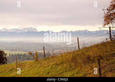 Blick von der Bayerischen Alpen Hochland bis zu den Alpen im Frühherbst Stockfoto