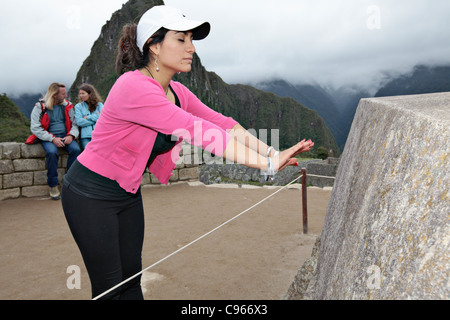 Intihuatana Steinaltar im alten Inka-Ruinen von Machu Picchu, die bekannteste Sehenswürdigkeit in Anden, Peru. Stockfoto