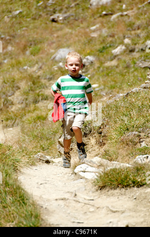 Ein kleiner Junge, die entlang eine Mountainbike-Strecke Stockfoto