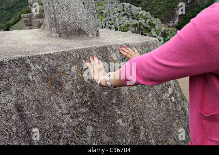 Intihuatana Steinaltar im alten Inka-Ruinen von Machu Picchu, die bekannteste Sehenswürdigkeit in Anden, Peru. Stockfoto