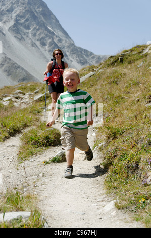 Ein kleiner Junge, die entlang eine Mountainbike-Strecke Stockfoto