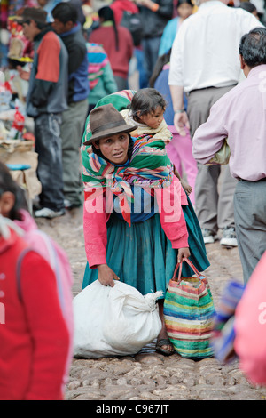 Indigene Frau in Pisac (Pisac) Markt, Anden, Peru. Stockfoto