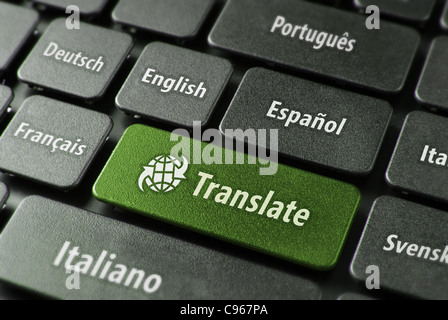 Mehrsprachige Übersetzung Online-Konzept. Nahaufnahme von Multi Sprache Tastatur und übersetzen Wort Schlüssel in grüner Farbe mit Clippingpath. Stockfoto