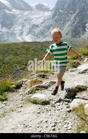 Ein kleiner Junge, die entlang eine Mountainbike-Strecke Stockfoto