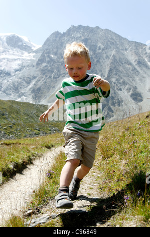 Ein kleiner Junge, die entlang eine Mountainbike-Strecke Stockfoto